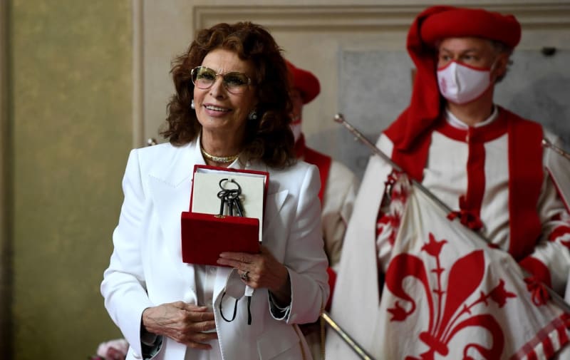 Sophia Lorenová přebírá symbolicky klíče od města Florencie.