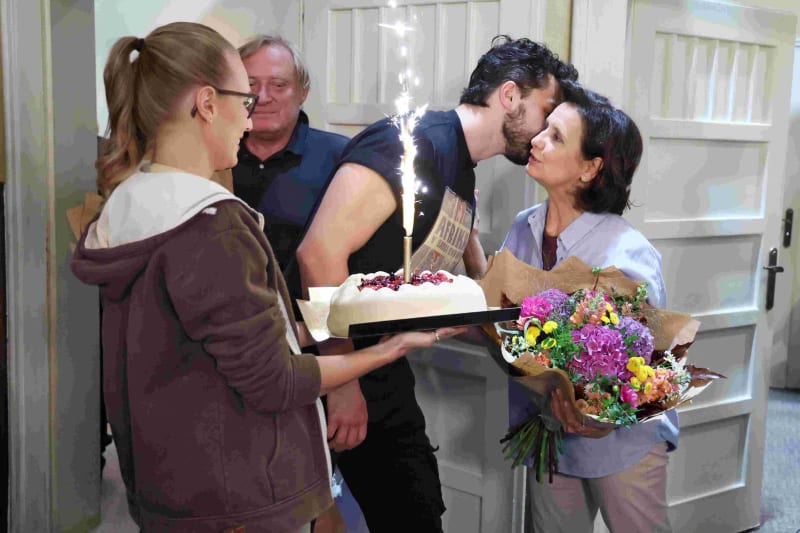Veronika Freimanová, představitelka ředitelky Marie Roklové v seriálu ZOO, oslavila narozeniny s kolegy na place.