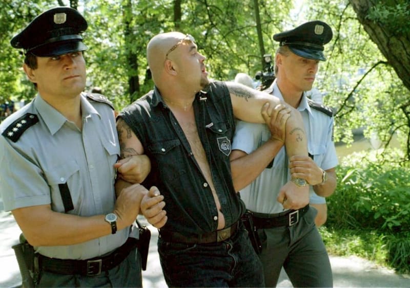 Policisté ze soudní síně vyvedli skinheadského narušitele (10. 8. 1998).