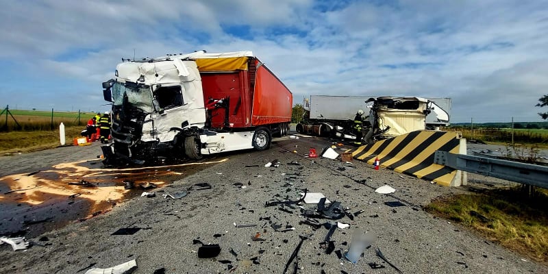 Vážnou dopravní nehodu řešili HZS Jihočeského kraje na dálnici D3 u zúžení u Tábora.
