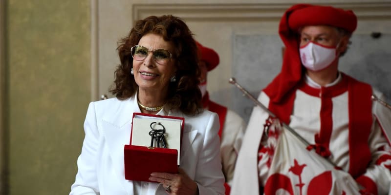 Sophia Lorenová přebírá symbolicky klíče od města Florencie.