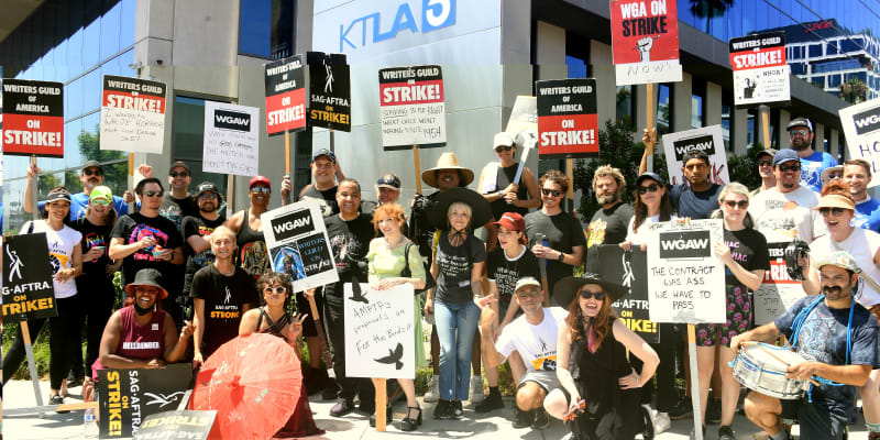 Protestující společné stávky hollywoodských scenáristů a herců