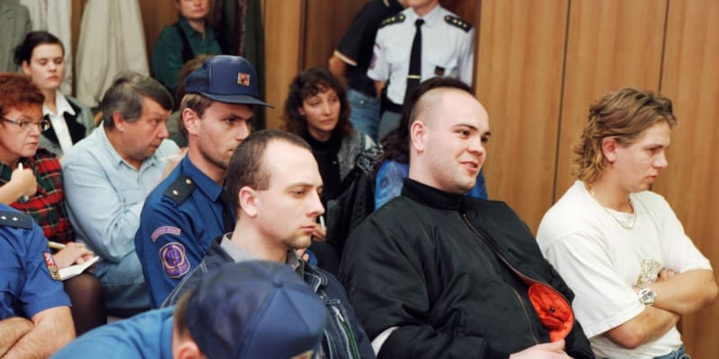Tři ze skinheadů neušli trestu (8. 10. 1998).