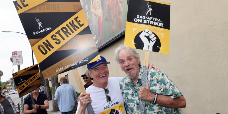 Herci Bryan Cranston a M.C. Gainey protestují při stávce hollywoodských scenáristů a herců