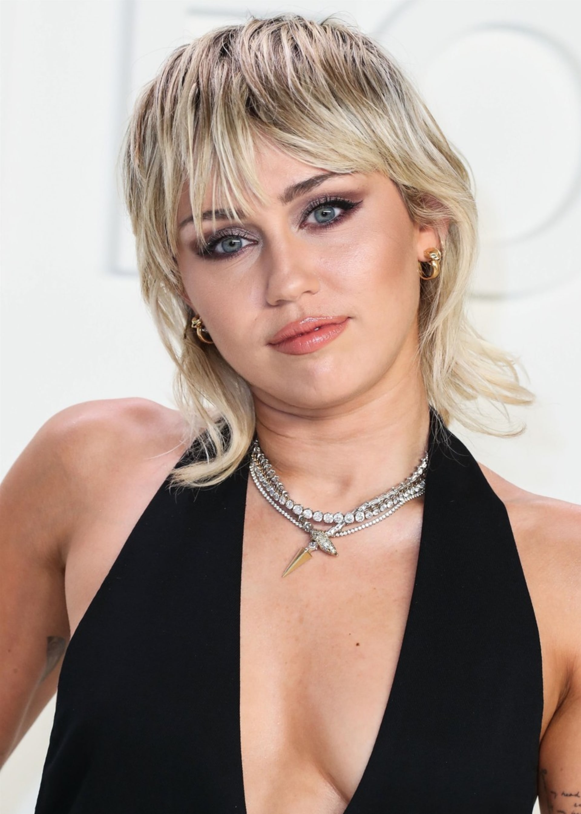 Miley Cyrus nosila také trendy mullet, kteří mnozí odsuzují jako nejhorší účes.
