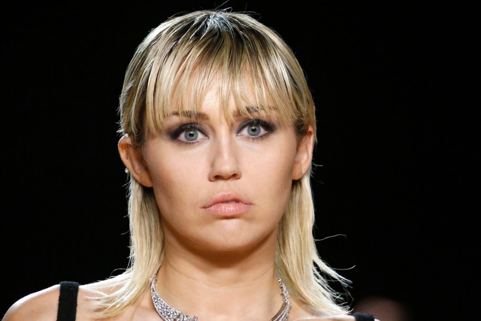 Miley Cyrus s ofinou