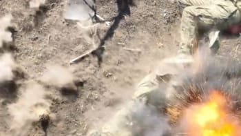 Brutální záběry z bojů. Ukrajinský granát vybuchl přímo u hlavy ruského okupanta