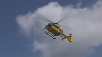 Na Královéhradecku našli tělo ročního dítěte, zasahoval vrtulník. Svědci o tragédii promluvili