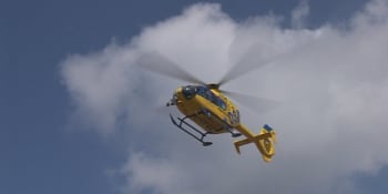 Na Královéhradecku našli tělo ročního dítěte, zasahoval vrtulník. Svědci o tragédii promluvili