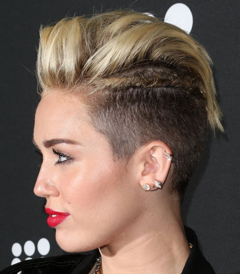 Miley Cyrus s krátkými vyčesanými vlasy