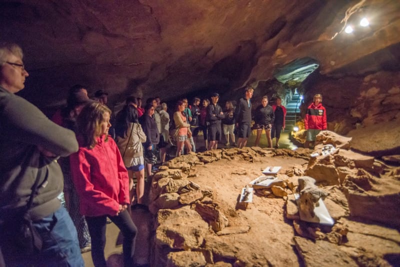 Prohlídková trasa Koněpruských jeskyní měří asi 650 metrů