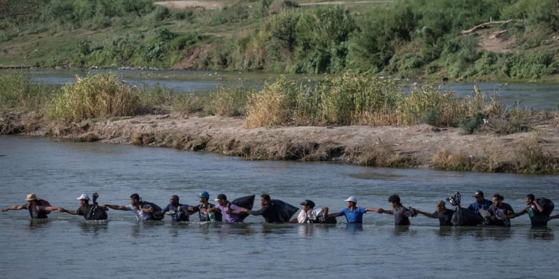 Migranti se snaží dostat do USA přes Rio Grande.