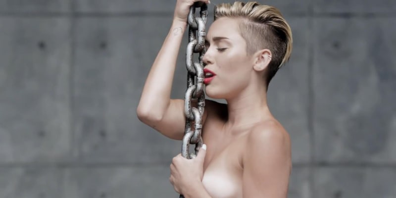 Miley Cyrus v klipu k songu Wrecking Ball (2013)