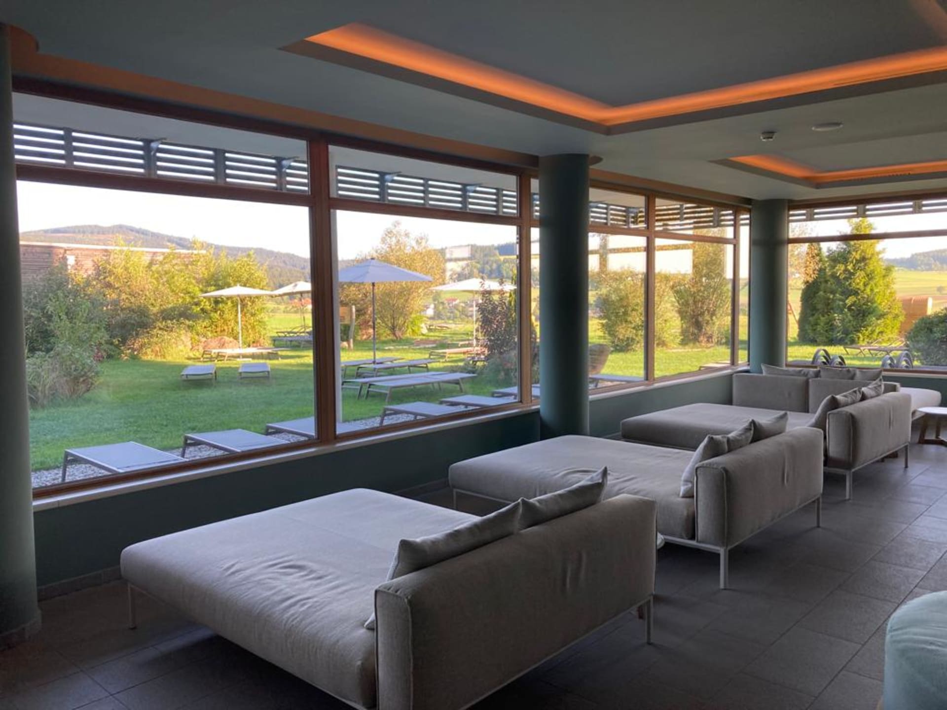 Moderně zařízené odpočívárny ve wellness centru s výhledem do hotelové zahrady