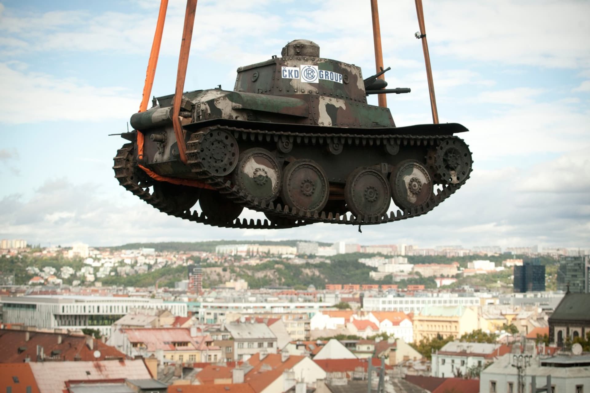 Jeden z mála dochovaných exemplářů lehkého tanku vz. 38 při přesunu do Armádního muzea Praha