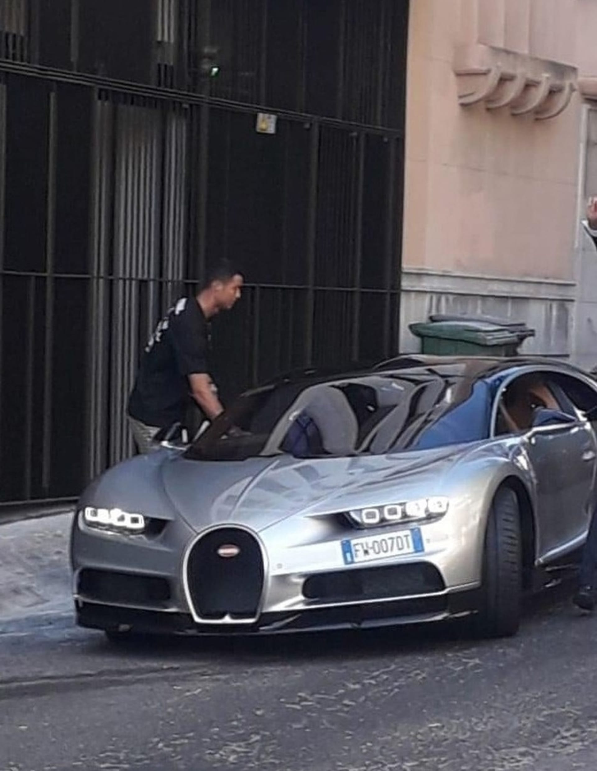 Ronaldo u svého vozu Bugatti Chiron.