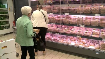 Z českého supermarketu mizí ukrajinské maso. Prý kvůli salmonele, ekonom vidí důvod jinde