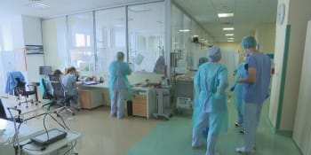 Covid na vzestupu: Nemocnice začaly omezovat návštěvy. Prymula by šel s opatřeními ještě dál