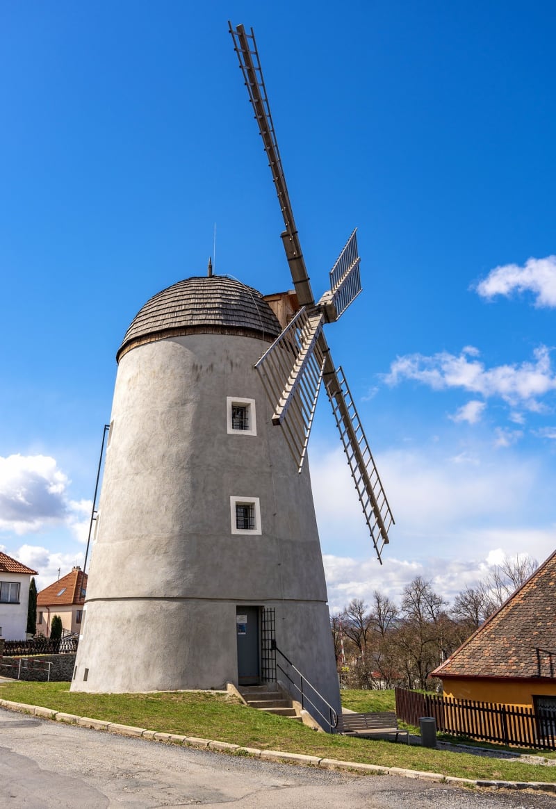 Větrný mlýn na Kanciborku v Třebíči: Větrné kolo se točí vždy první neděli v měsíci od 14 do 14.30 hodin. 