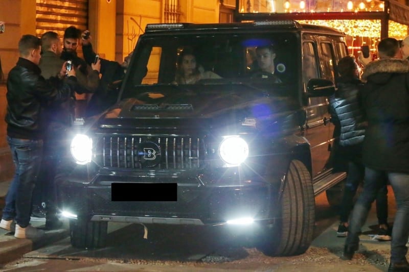Ronaldo se svou manželkou Georginou Rodríguez ve vozidle Mercedes G BRABUS