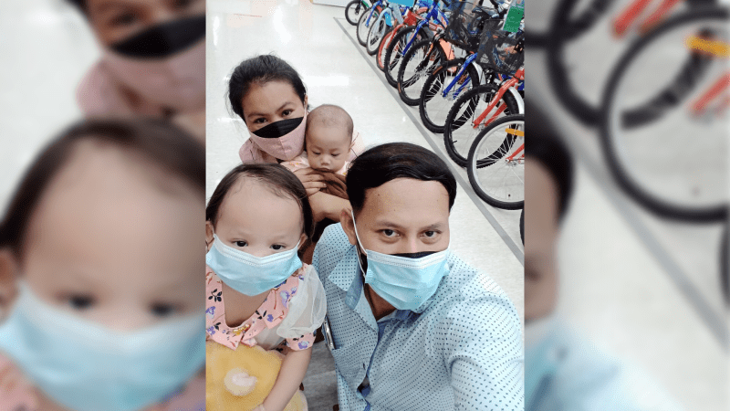 Songsak Songsaeng s rodinou