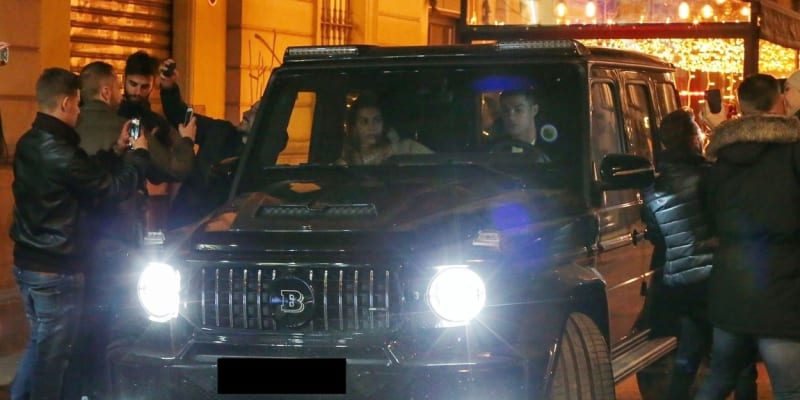 Ronaldo se svou manželkou Georginou Rodríguez ve vozidle Mercedes G BRABUS