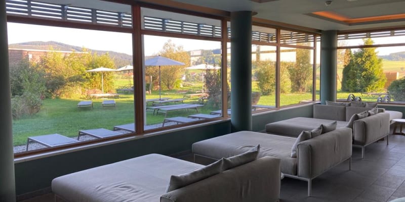 Moderně zařízené odpočívárny ve wellness centru s výhledem do hotelové zahrady