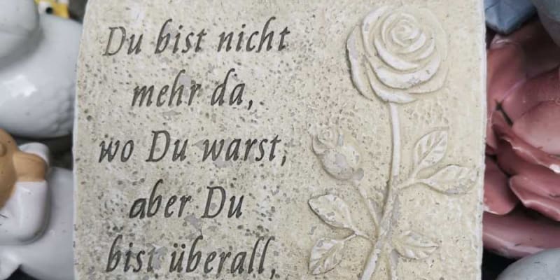 Už několik dní před smutným výročím Karla Gotta jeho hrob zaplnila spousta květin, věnců, předmětů i dojemných vzkazů. 