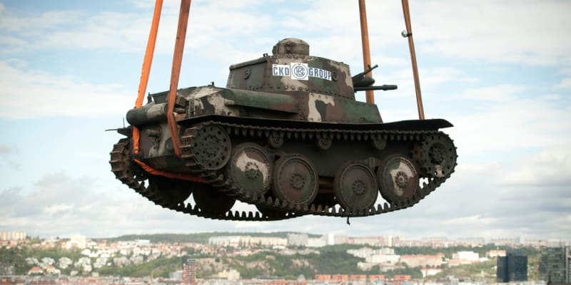 Jeden z mála dochovaných exemplářů lehkého tanku vz. 38 při přesunu do Armádního muzea Praha