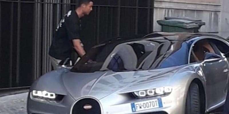 Ronaldo u svého vozu Bugatti Chiron