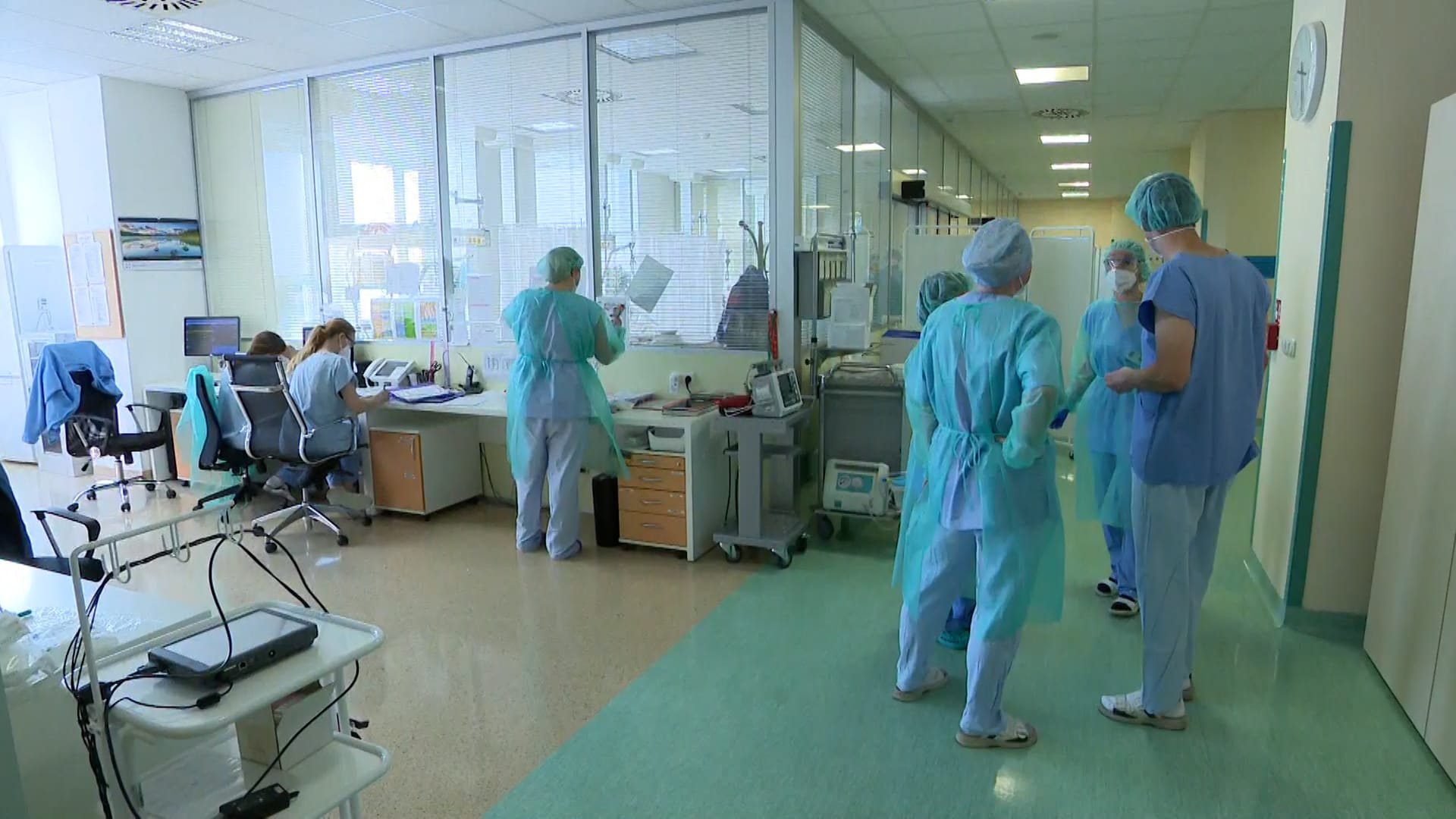 Některé nemocnice omezují kvůli covidu návštěvy 