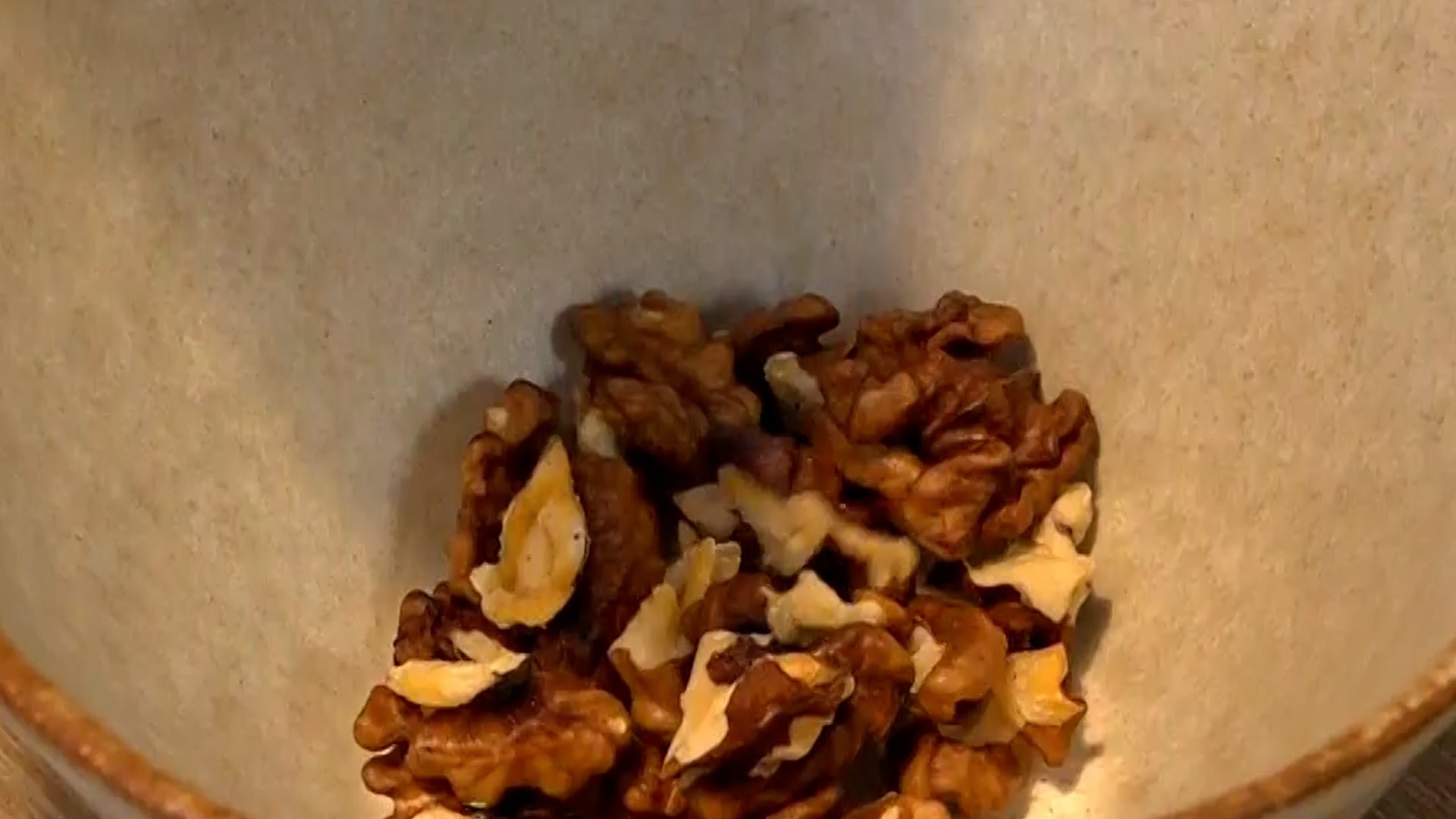 Vlašské ořechy v obchodech stojí až několik set korun za kilo. Kde si je můžete zadarmo natrhat? 