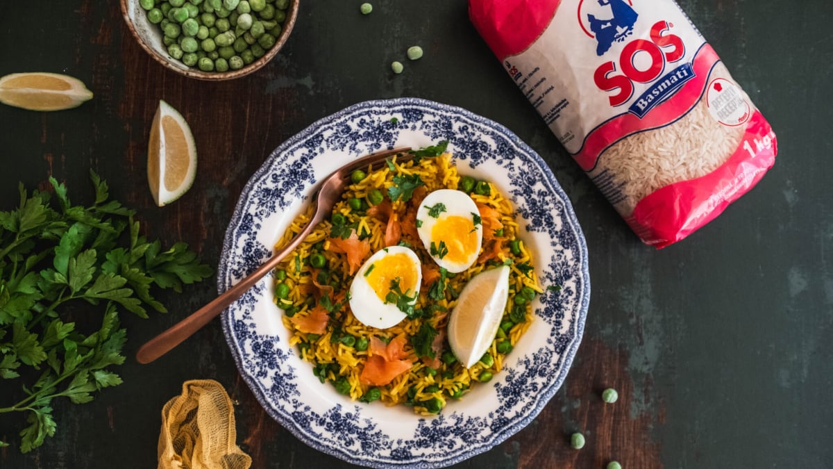Kedgeree: Britská kari rýže s uzeným lososem a vejcem