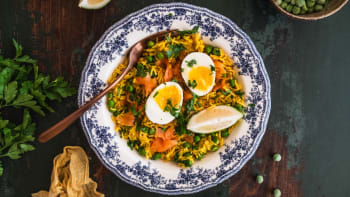 Kedgeree: Britská kari rýže s uzeným lososem a vejcem