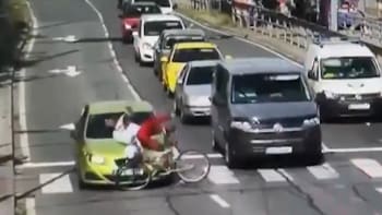 Děsivá srážka v Plzni. Cyklista jel na červenou, po nárazu přeletěl přes kapotu auta