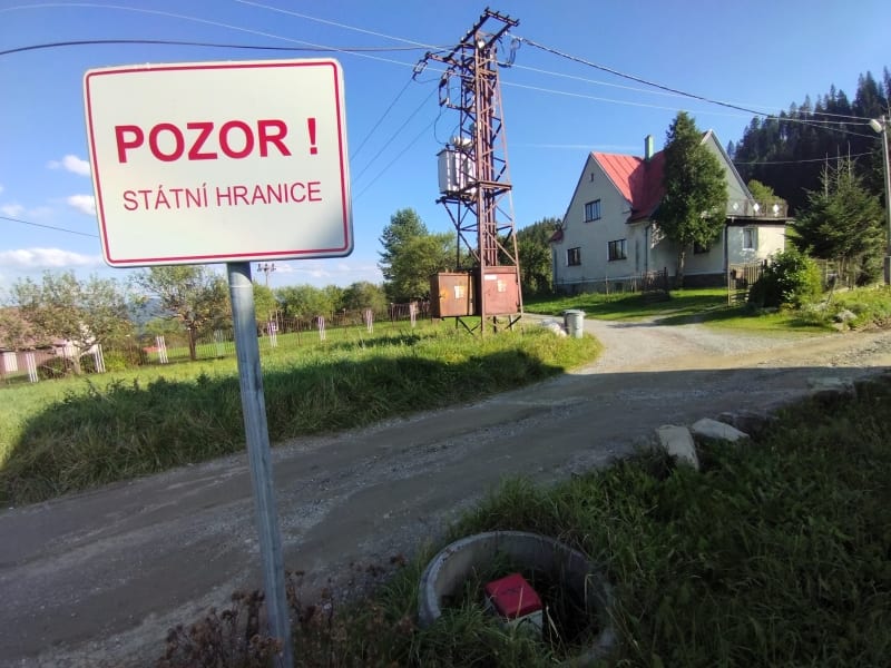 Konečná. Rozpůlená česko-slovenská obec na státní hranici v Beskydech.