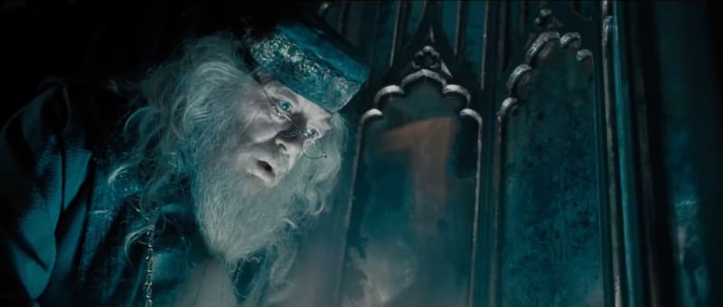 Michael Gambon ve své zřejmě nejslavnější roli ředitele Albuse Brumbála v sérii o Harrym Potterovi 