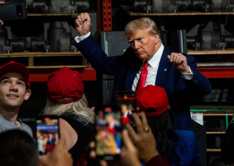 Trump pronesl projev ke stávkujícím zaměstnancům detroitských automobilek.
