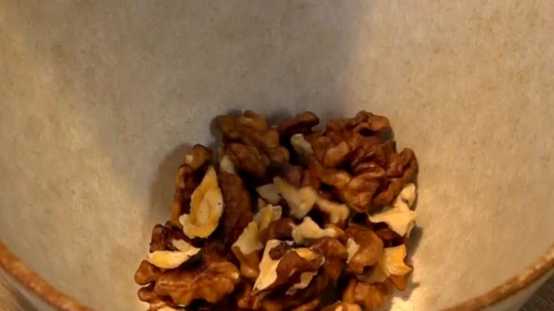 Vlašské ořechy v obchodech stojí až několik set korun za kilo. Kde si je můžete zadarmo natrhat? 