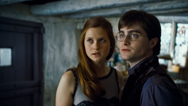 Bonnie Wright jako Ginny Weasley a Daniel Radcliffe jako Harry Potter.