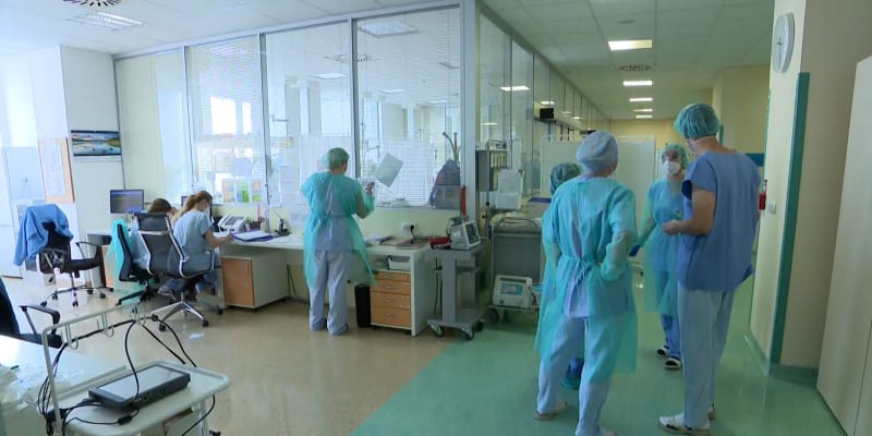 Některé nemocnice omezují kvůli covidu návštěvy 