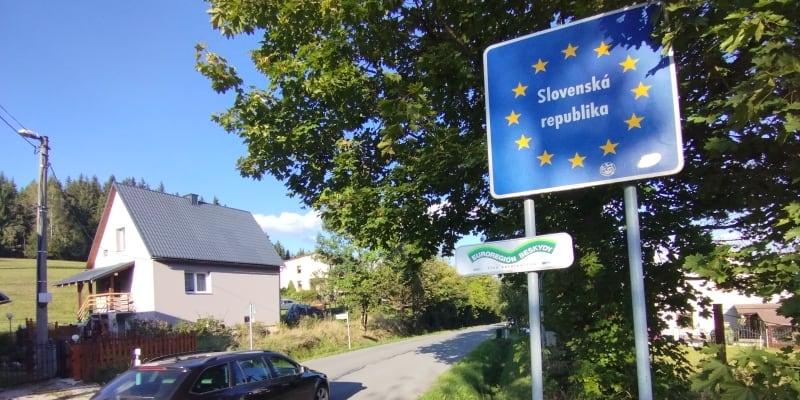 Konečná. Rozpůlená česko-slovenská obec na státní hranici v Beskydech. 