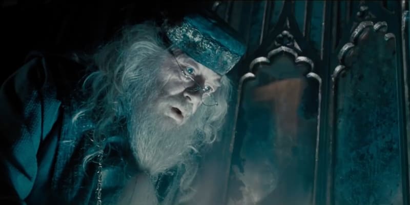 Michael Gambon ve své zřejmě nejslavnější roli ředitele Albuse Brumbála v sérii o Harrym Potterovi 