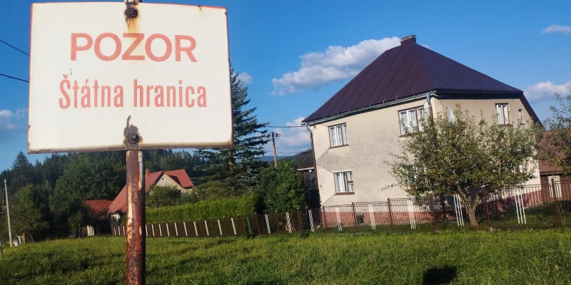 Konečná. Rozpůlená česko-slovenská obec na státní hranici v Beskydech. 