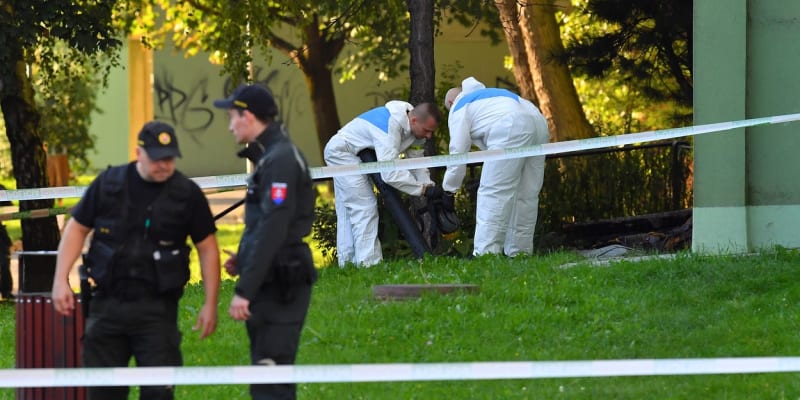 Útočník v Bratislavě postřelil čtyři lidi.