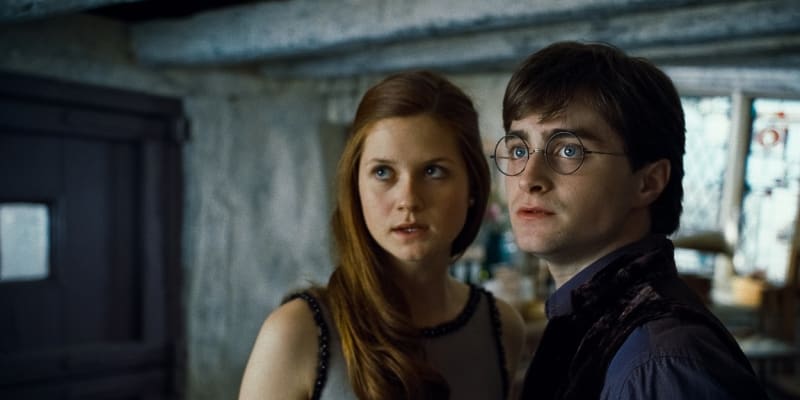 Bonnie Wright jako Ginny Weasley a Daniel Radcliffe jako Harry Potter.