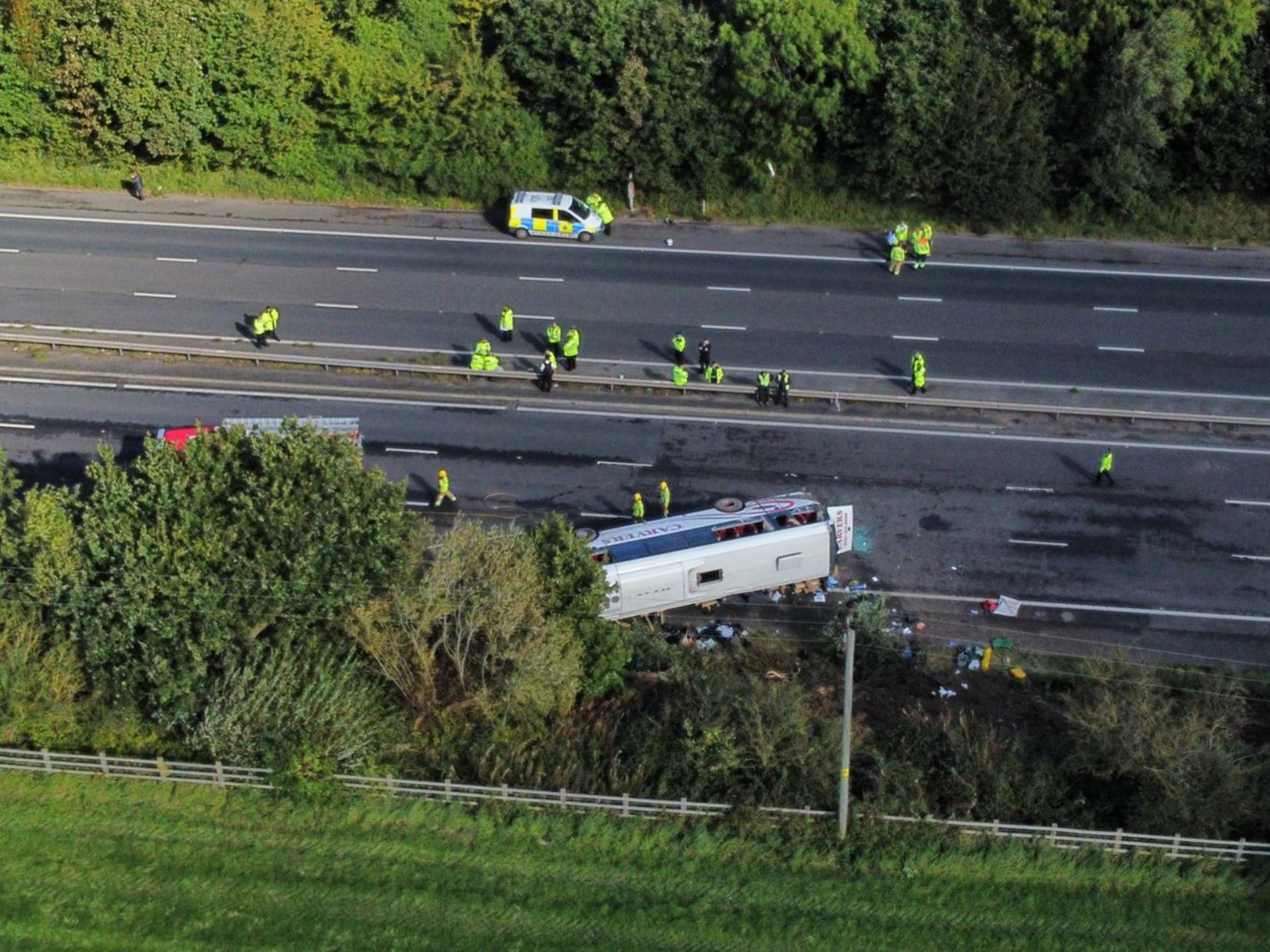 Nehoda na anglické dálnici si vyžádala dva životy a desítky raněných.
