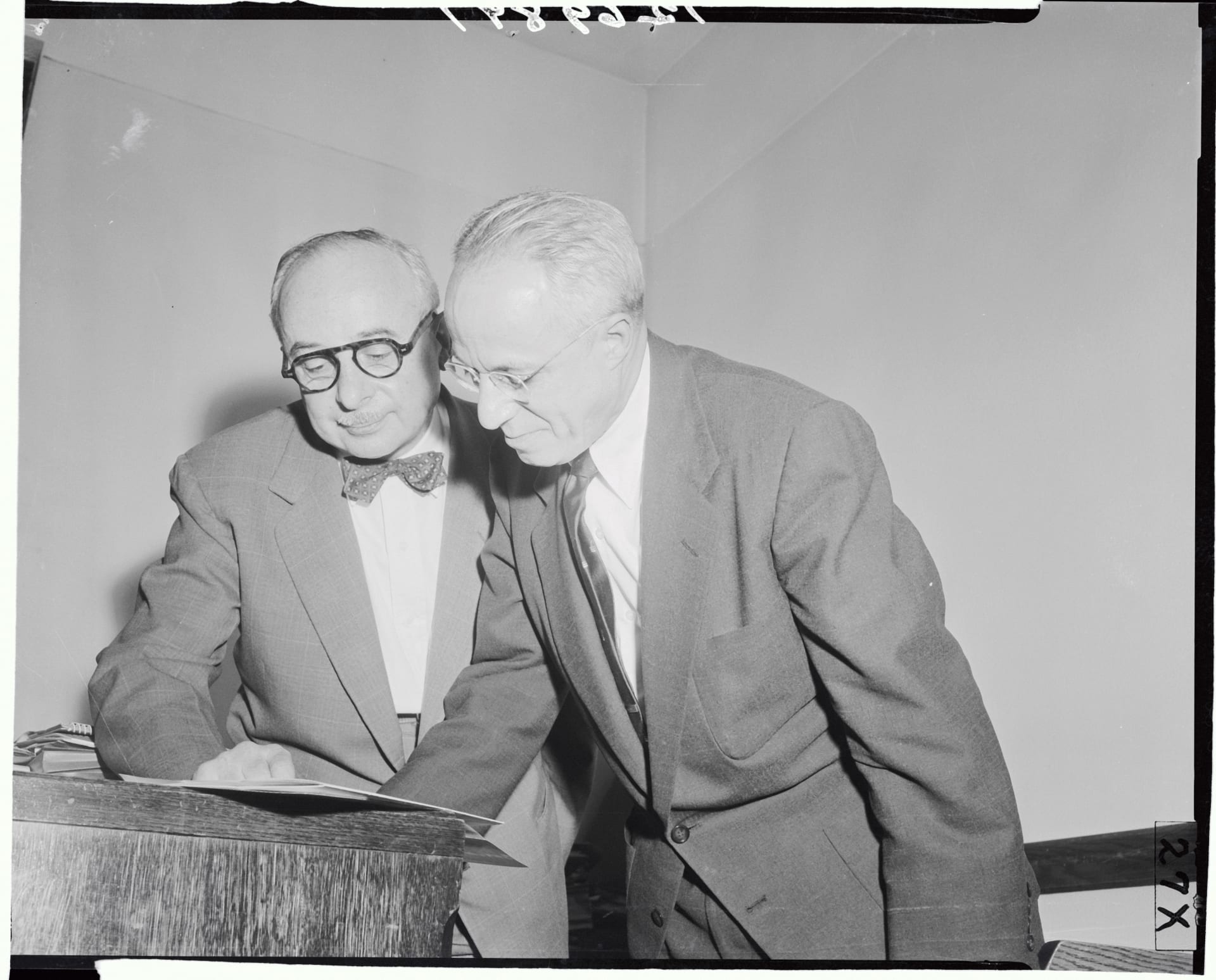 Soudní lékař Samuel Gerber (vpravo)