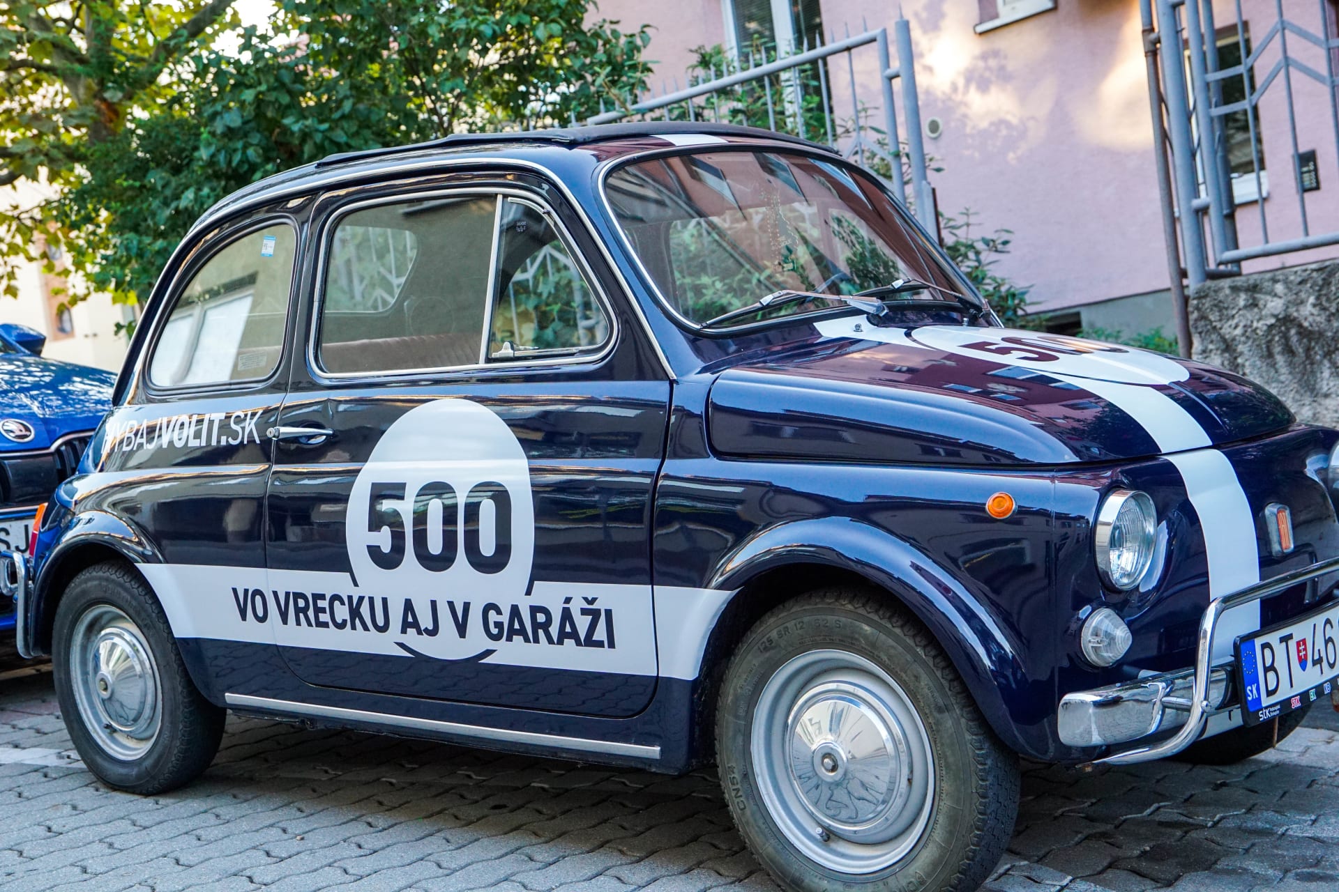 Coby propagační materiál pro slovenské hnutí OL’aNO expremiéra Igora Matoviče posloužily i staré italské vozy Fiat 500.