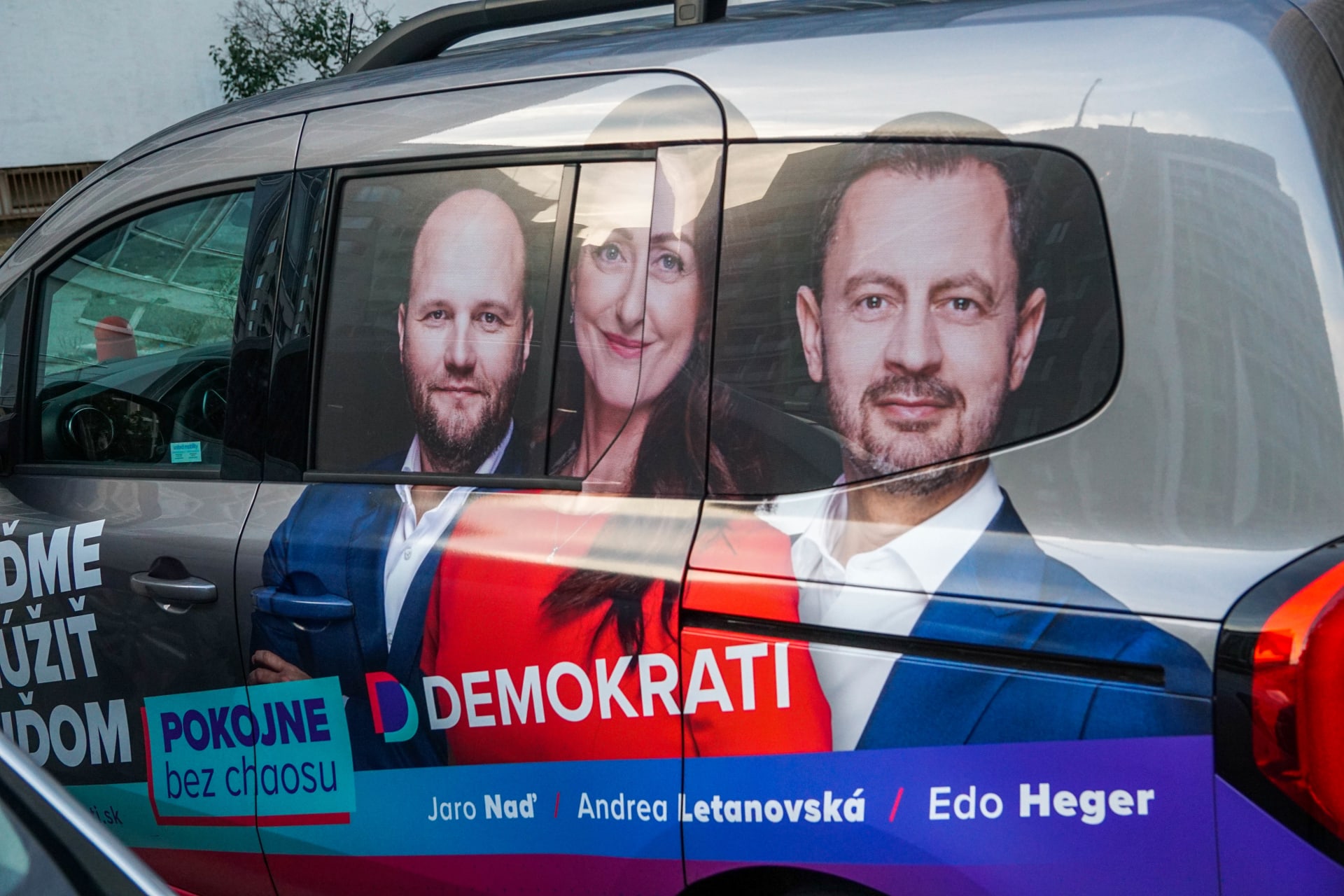 Mnozí slovenští politici v rámci kampaně oblepili i svá auta.